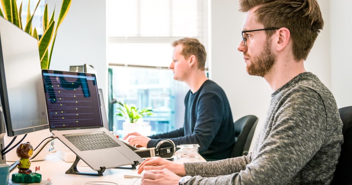 사무실을 떠나는 사람과 남아서 일하는 사람이 대비되는 직장 풍경