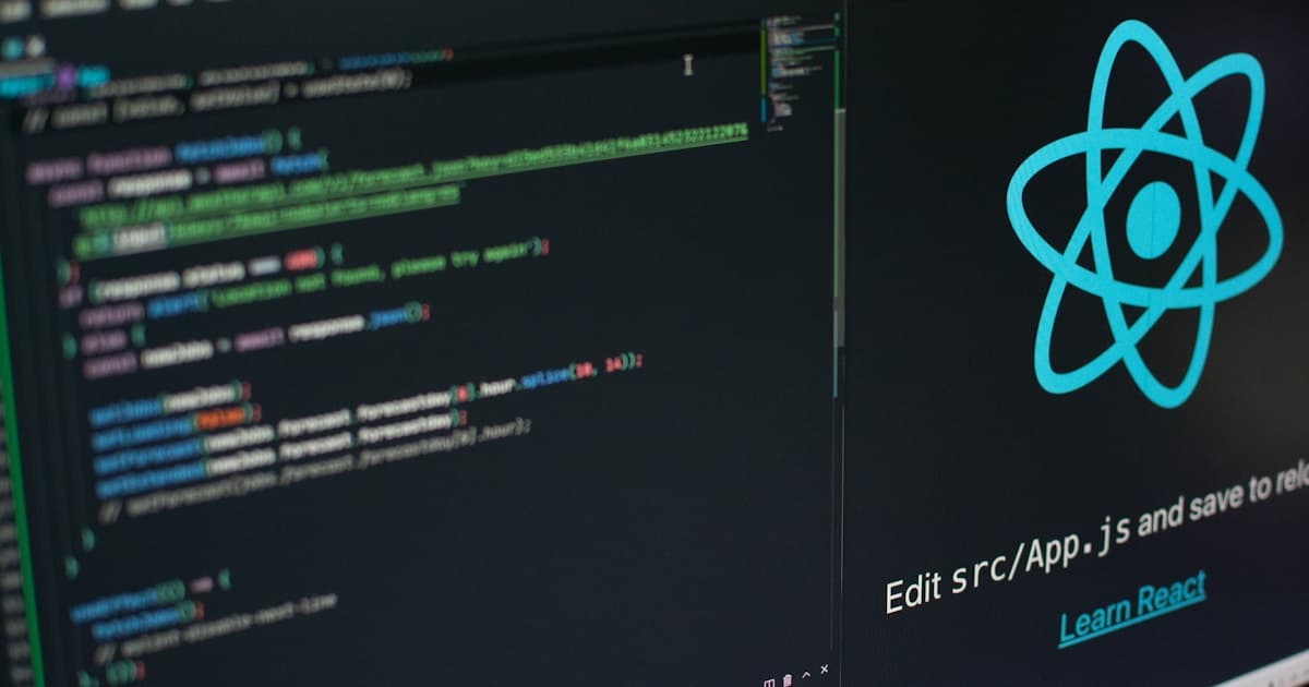 경고 사인이 켜진 서버실 모니터 화면