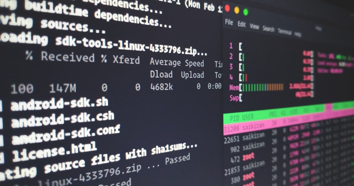 서버룸에서 병렬로 가동 중인 서버 랙